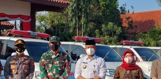 Pemkab Kebumen Serahkan Mobil Ambulan di 20 Puskemas