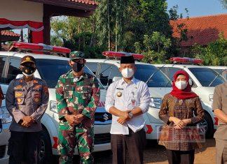 Pemkab Kebumen Serahkan Mobil Ambulan di 20 Puskemas