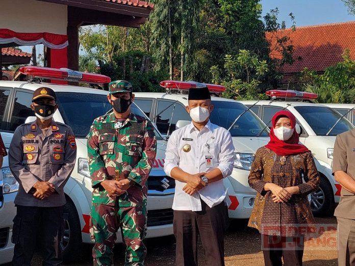 Pemkab Kebumen Serahkan Mobil Ambulan untuk 20 Puskemas