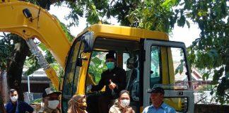 Rustoyo Serahkan Bantuan 1 Unit Excavator pada Kelompok Tambak Udang Vaname