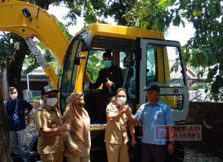 Rustoyo Serahkan Bantuan 1 Unit Excavator pada Kelompok Tambak Udang Vaname