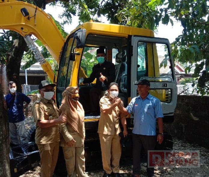 Rustoyo Serahkan 1 Unit Escavator Kepada Kelompok Tambak Udang Vaname (2)