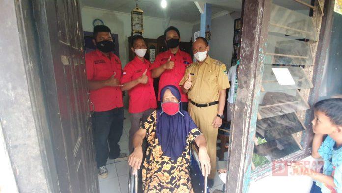 Sadewo Berikan Kursi Roda Kepada Warga Desa Kedunguter