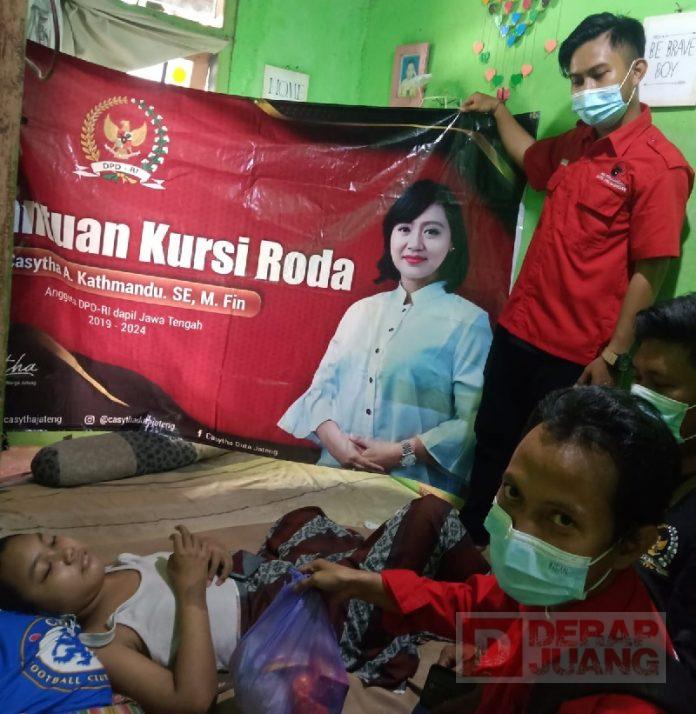 Salurkan Kursi Roda, Uluran Kebaikan Mbak Casytha untuk Penyandang Disabilitas (2)