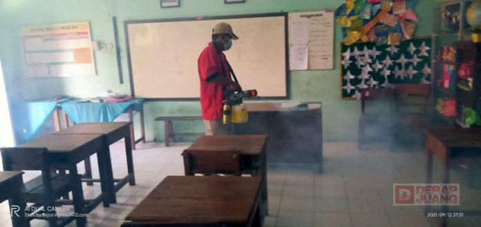 Sambut PTM, Kader Banteng Serengan Lakukan Fogging