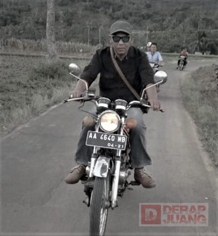 Sederhana, Potret Toro Naik Motor Klasik OTW ke DPRD