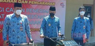 Serahkan Bantuan Alsintan, Mas Jekek: Jangan Ada Lagi Gapoktan yang Mengeluhkan Biaya Sewa Alsintan