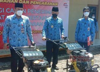 Serahkan Bantuan Alsintan, Mas Jekek: Jangan Ada Lagi Gapoktan yang Mengeluhkan Biaya Sewa Alsintan