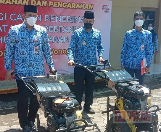 Serahkan Bantuan Alsintan, Mas Jekek Jangan Ada Lagi Gapoktan yang Mengeluhkan Biaya Sewa Alsintan