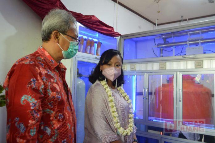 Serahkan Bantuan Pengolahan Air Siap Minum, Mbak Casytha Berharap BUMDes di Cilacap Maju
