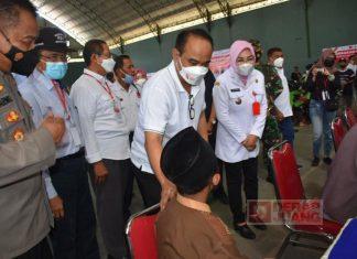 Sri Sumarni Temani Budi Arie Setiadi Tinjau Vaksinasi