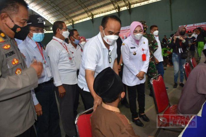 Sri Sumarni Temani Budi Arie Setiadi Tinjau Vaksinasi