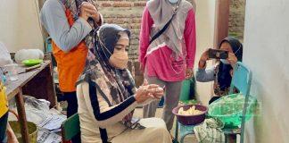 Tilik Vaksinasi Desa, Dewi Aryani Ikut Bantu Warga Memasak