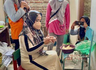 Tilik Vaksinasi Desa, Dewi Aryani Ikut Bantu Warga Memasak