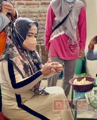 Tilik Vaksinasi Desa, Dewi Aryani Ikut Bantu Warga Memasak