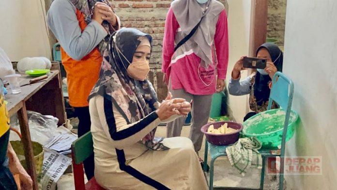 Tilik Vaksinasi Desa, Dewi Aryani Ikut Bantu Warga Memasak