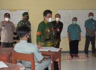 Tinjau PTM, Bupati Afif Beri Semangat pada Siswa dan Minta Tak Abai Prokes
