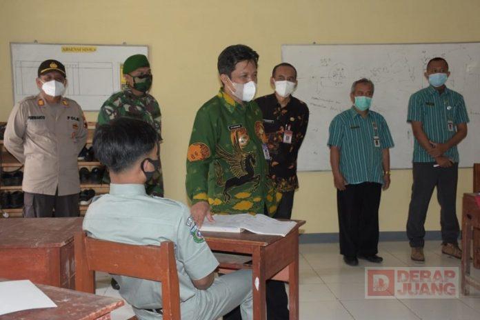 Tinjau PTM, Bupati Afif Beri Semangat pada Siswa dan Minta Tak Abai Prokes