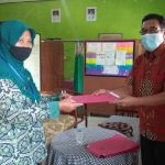 Urip Raharjo Serahkan SK PIP kepada Siswa Kurang Mampu