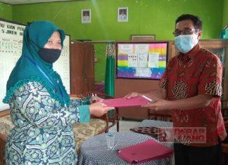 Urip Raharjo Serahkan SK PIP kepada Siswa Kurang Mampu
