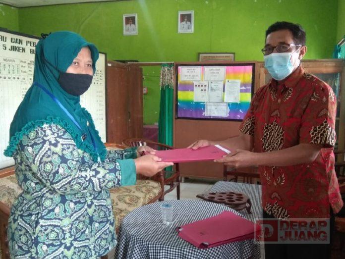 Urip Raharjo Serahkan SK PIP kepada Siswa Kurang Mampu