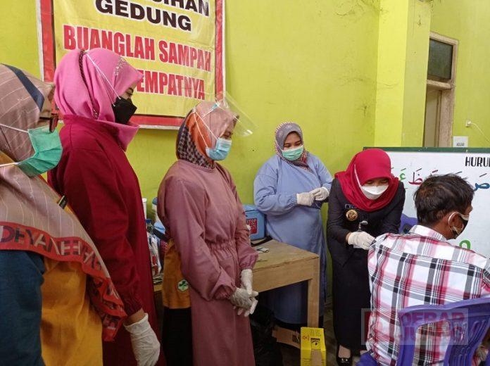 Wabup Rista Mendadak Jadi Nakes di Desa Semanding