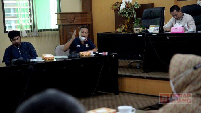 AYK Kawal Aspirasi Pedagang Ayam Pasar Trayemen di Kantor DPRD Tegal (2)