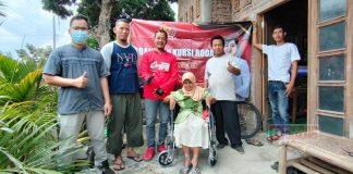 Aktualisasikan Nilai Kepedulian, Komunitas Juang Klaten Salurkan Bantuan Kursi Roda Mbak Casytha