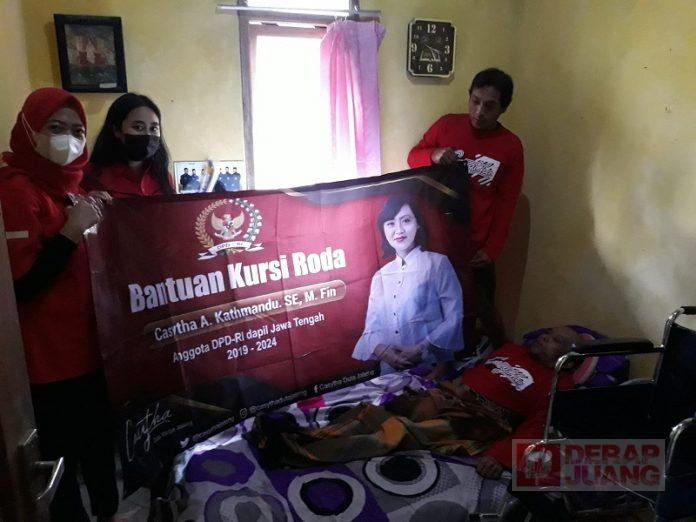 Bantuan Kursi Roda Mbak Casytha Untuk Warga Lanjan