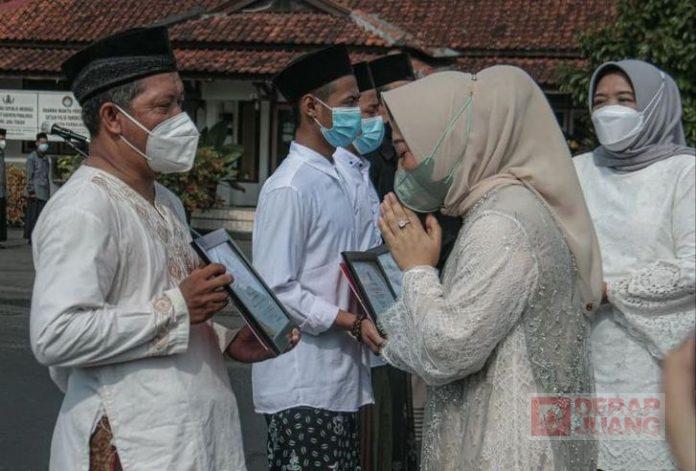 Bupati Tiwi Minta Santri Bantu Penanggulangan Covid-19 di Purbalingga