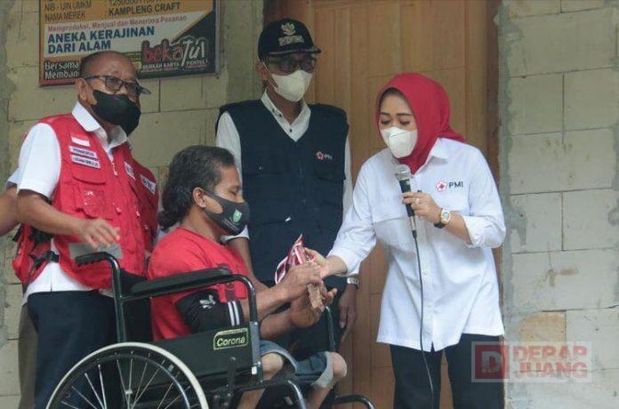 Bupati Tiwi Serahkan Bantuan Rumah Layak Huni Kepada Kampleng