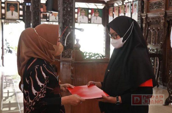 Bupati Tiwi Serahkan Kartu Prakerja Kepada 132 Warga Terdampak Pandemi