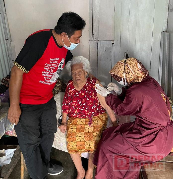 Gandeng Kader Banteng Surakarta, Gus Nabil Lakukan Vaksinasi Door to Door
