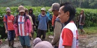 Gotong Royong Kader Partai Pejawaran Perbaiki Akses Jalan Rusak