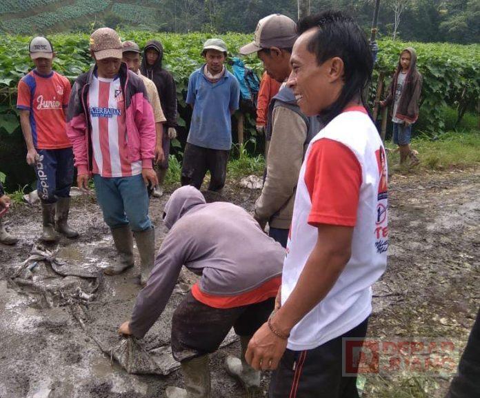 Gotong Royong Kader Partai Pejawaran Perbaiki Akses Jalan Rusak