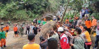 Gotong Royong Warga Bersihkan Timbunan Longsor, Bupati Tiwi: Terimakasih Kepada Semua Pihak