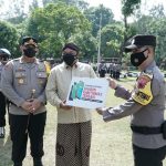 Gus Nabil Beri Penghargaan Bhabinkamtibmas dan Lakukan Vaksinasi Jemput Bola