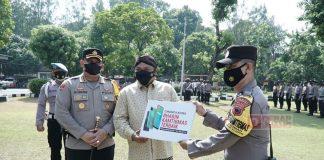 Gus Nabil Beri Penghargaan Bhabinkamtibmas dan Lakukan Vaksinasi Jemput Bola