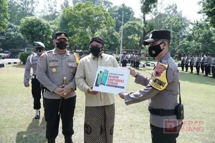 Gus Nabil Beri Penghargaan Bhabinkamtibmas dan Lakukan Vaksinasi Jemput Bola