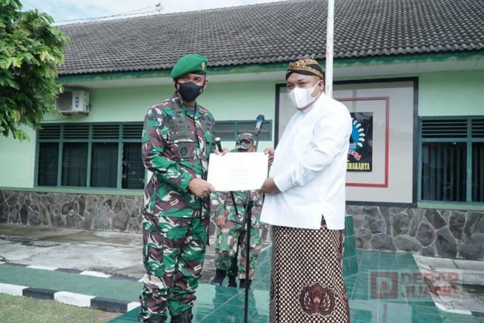 Gus Nabil Berikan Penghargaan Kepada Babinsa di Kota Surakarta