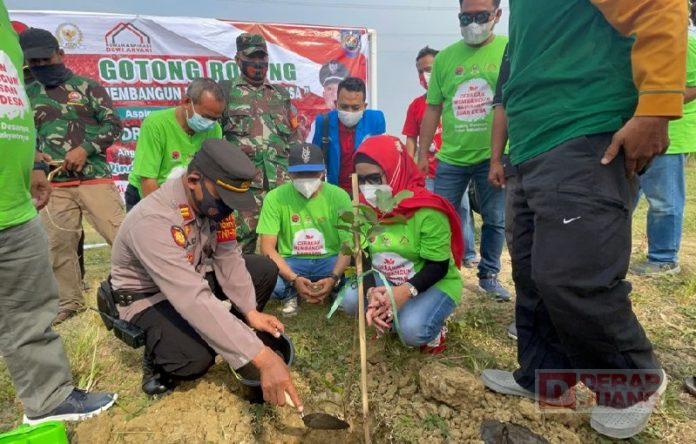 Hari Pangan Sedunia, Dewi Aryani Tanam Bibit Buah-buahan (2)