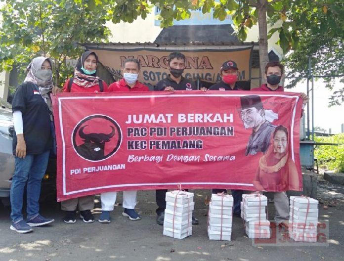 Jumat Berkah, Kader PDI Perjuangan Pemalang Bagikan 200 Paket Makanan