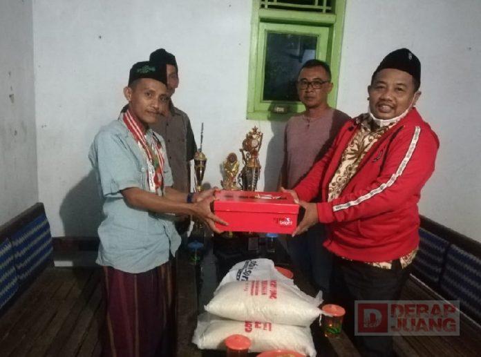 Ketua DPC PDI Perjuangan Batang Beri Bantuan pada Atlet (2)