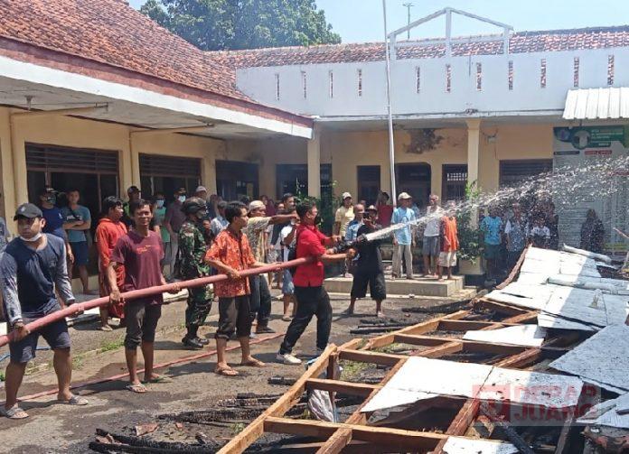 Ketua Fraksi PDI Perjuangan Brebes Bantu Padamkan Kebakaran di Polindes Dukuhtengah