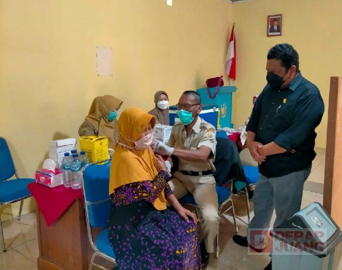 Komitmen Sarjono Ratakan Dosis Vaksin di Desa Ujungnegoro