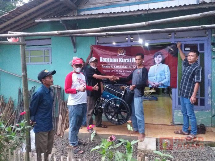 Mbak Casytha Berikan Bantuan Kursi Roda di Cilongok