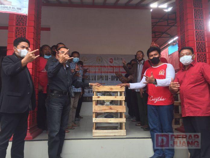 Mbak Casytha Berikan Mesin Gerinder Kepada Pelaku UMKM