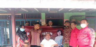 Melalui Bakti Sosial Purwojati Bangkit, Mbak Casytha Bagikan Kursi Roda