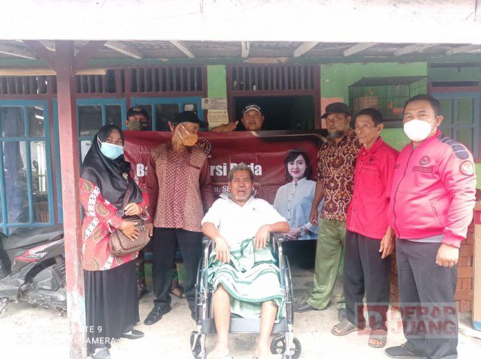 Melalui Bakti Sosial Purwojati Bangkit, Mbak Casytha Bagikan Kursi Roda