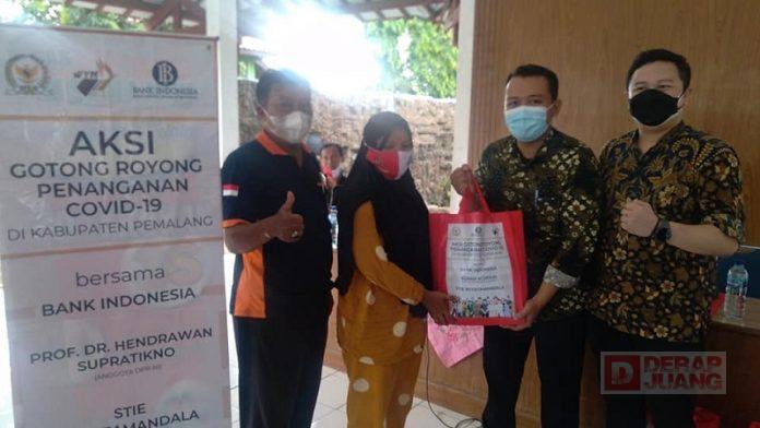 Merespons Pandemi, Prof. Hendrawan Salurkan Paket Sembako